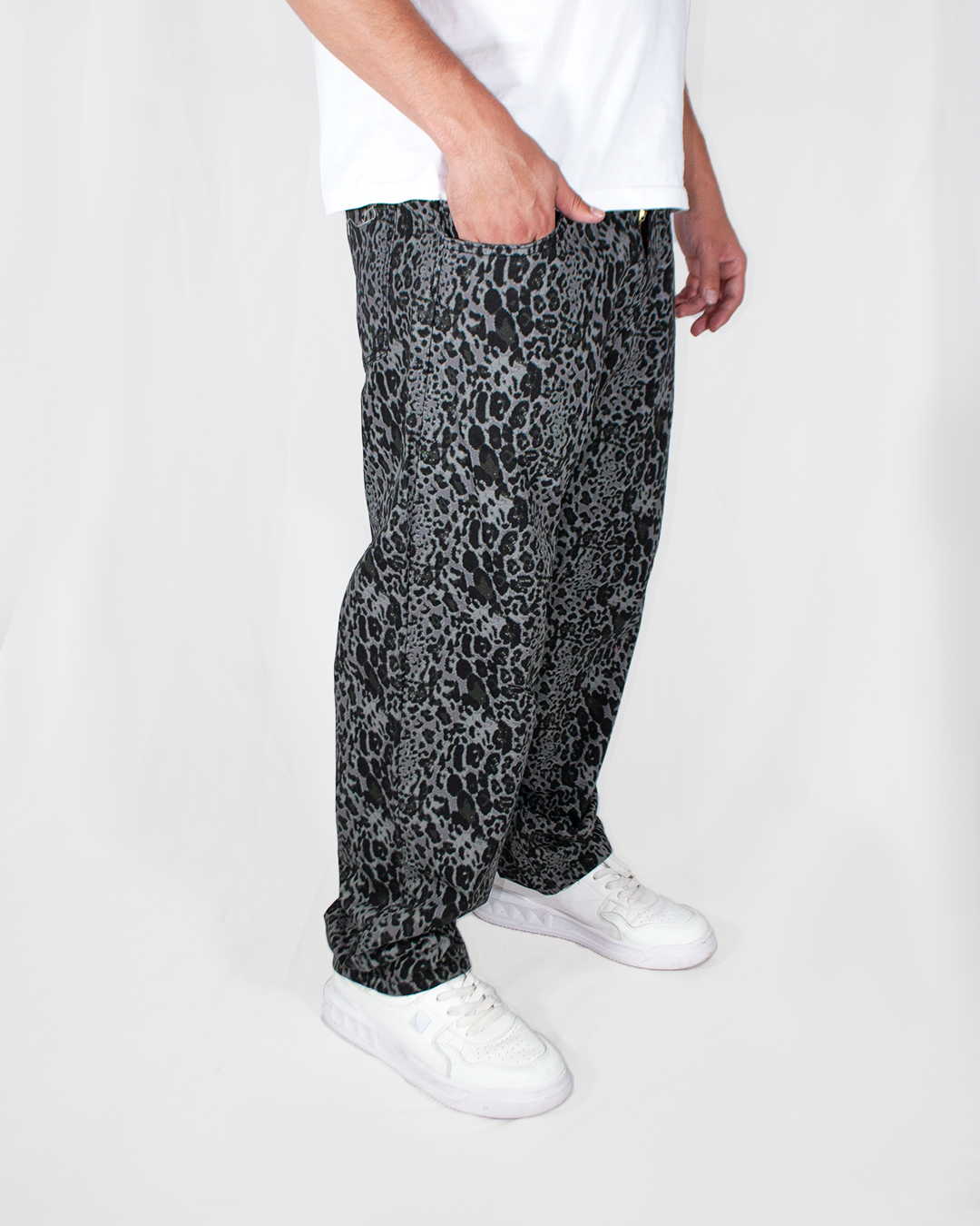 Pantalón Baggy Animal Print Gris Pantera